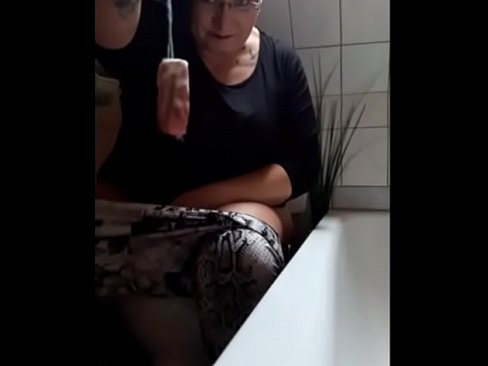 German milf changes b. tampon and piss