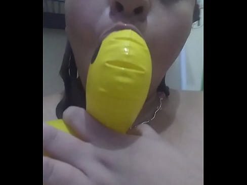 Un baño muy mojado con el patito de hule