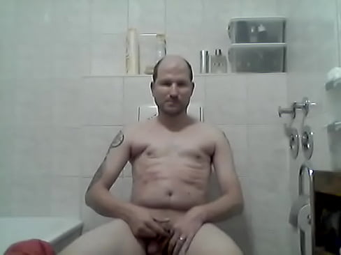 Immergeiler Kerl wird geil und zeigt im Bad was er vor der Kamera so macht