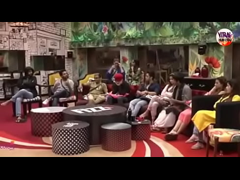 Hina Khan ne public main apni kamar nachkai