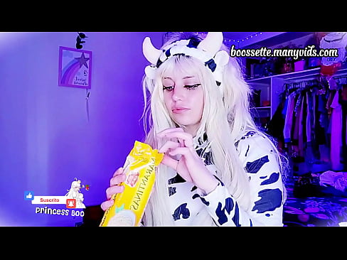 Una pequeña vaca que ama la leche y las galletas • porno de comida • comida • comiendo • comida • vaca • suite de vaca • rubia • ahegao • linda • niña • dulce niña • encantad