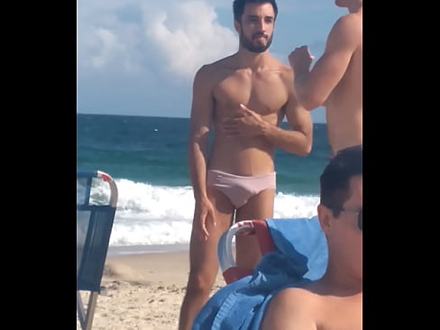 Gringo excitado na praia (01)