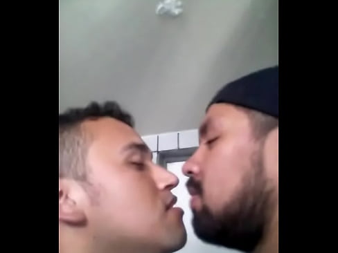 hetero casado se deja besar