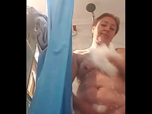 Milf y policía colombiana se depila y masturba en la ducha