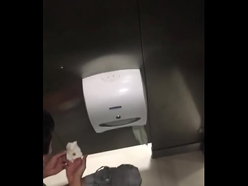 espiando hombre en baño cagando