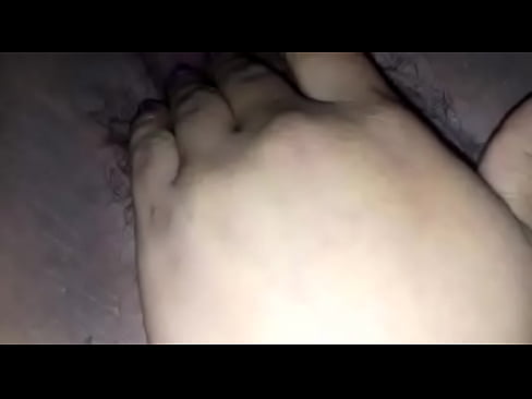 Latina morocha masturbandose metiendose dedos y corriendose squirt