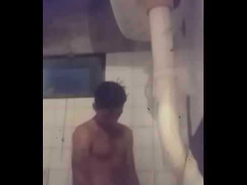 Se pajea cuando su mujer no está y manda su video por whatsapp