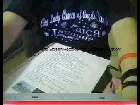 Chica haciendo su tarea en Webcam