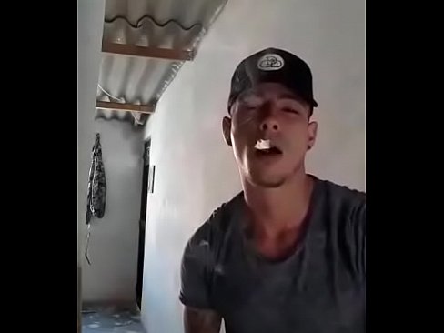 Boy fumando em vídeo