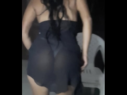 Karely con su vestido transparente se le ve todo