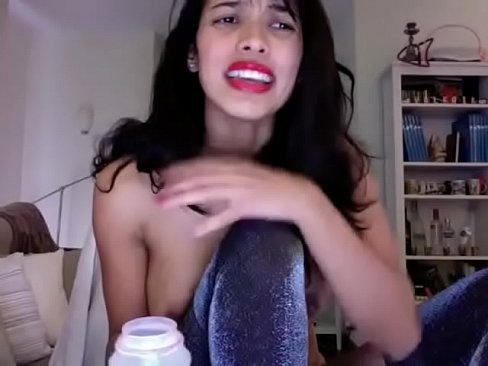 Hot amatuer brunette toying wet pussy on cam