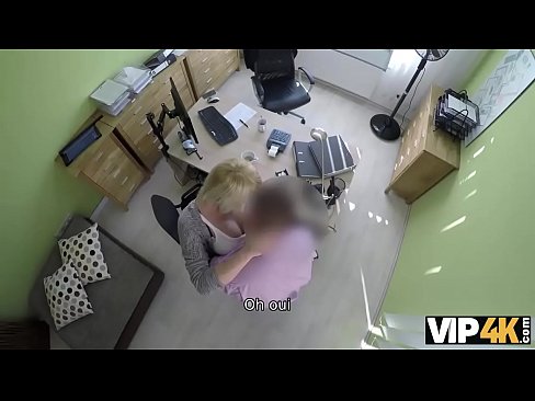 VIP4K. L'agent pénètre dans le vagin juteux du client sucré par derrière