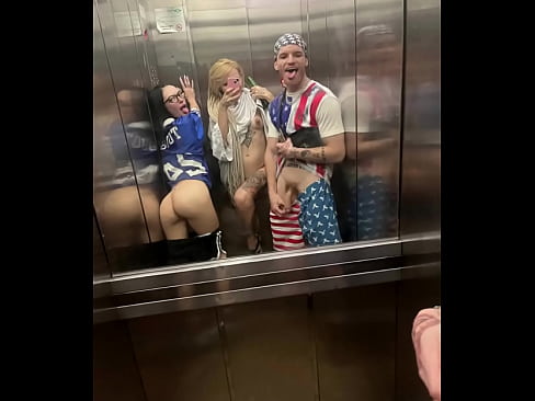 Amigo e amigas no elevador e na rua em exibição nítida