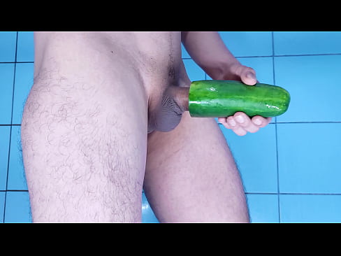 verga dentro de un pepino