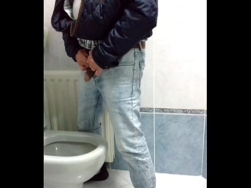 pissing  in  toilett