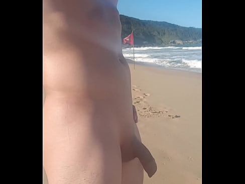 Pelado na praia nudista
