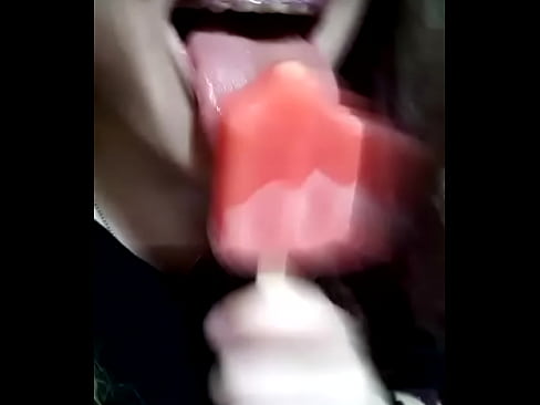 Putita chupando un helado