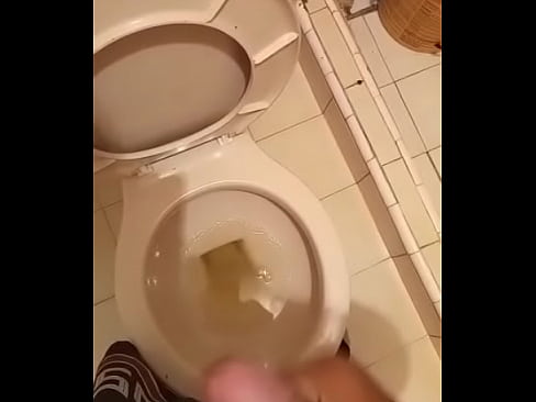 Mi amigo estaba tan caliente que decidió enviarme su video casero masturbandose