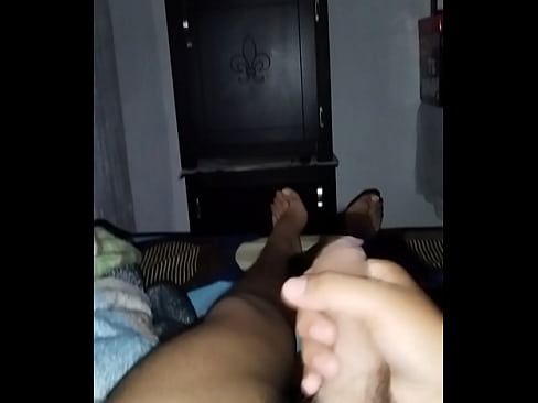 Chico masturbándose y corriendose