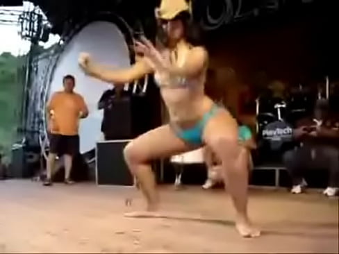 Morena gostosa dancando