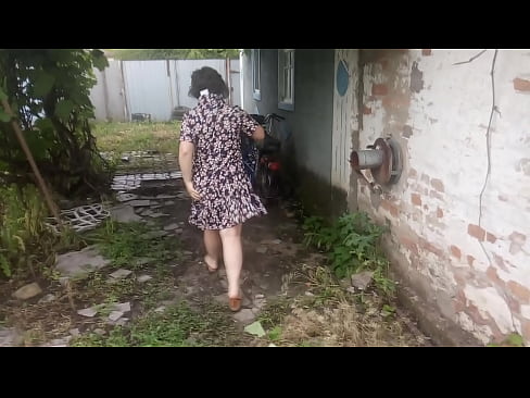 This shameless woman is not shy about changing clothes in a dirty alley