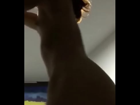 Me baila sobre la cama me enseña su culo