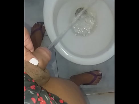 Eu dando uma mijada gostosa pra quem  gosta na cara ou  no corpo fazer esse fetiche gostoso