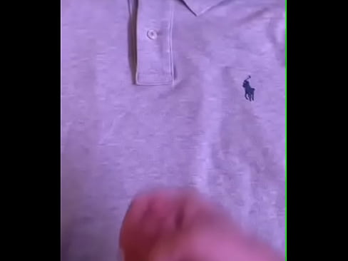 Homme en polo éjacule sur son polo