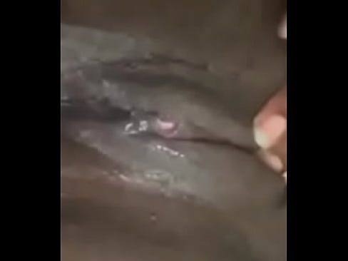 BLACK GIRL FUCKS HERSELF