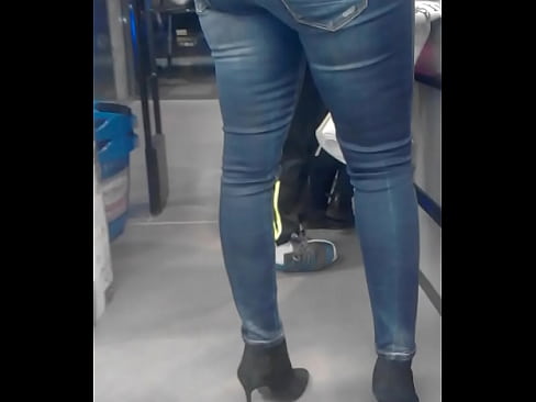 Slut show you her superb ass of bitch in her jeans !