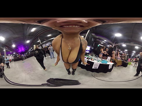 Porn star jiggle boobies and booty at convention