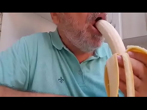 engolindo e mamando uma banana