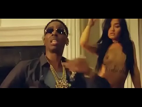 Young Dolph rodeado de bellezas exuberantes