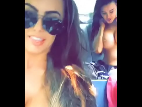 Amigas mostrando os peitos no carro