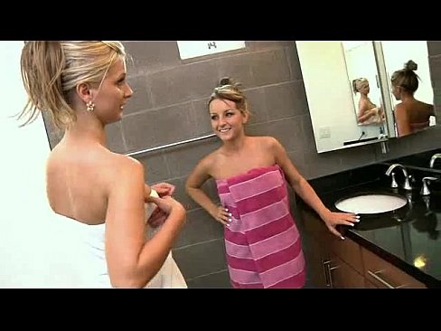 Lesbian Camgirls Play With Each Other On Camster.com