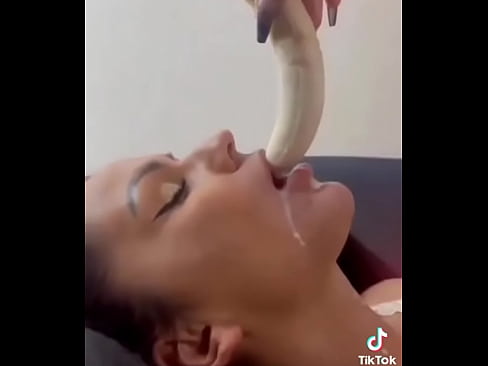 Gostosa se afogando na banana