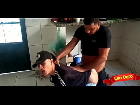 Padrasto Aproveita enteada lésbica na cozinha e louco com sua bunda.