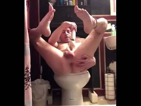 CUMMIG ON THE TOILET