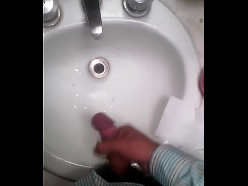Rica masturbada en el baño,