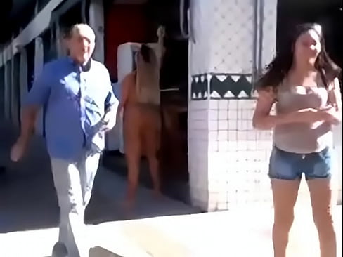 Travesti d. E Pelada Na Rua