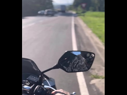 Chamei uma Uber moto feminina ela parou na bera da estrada pra chupar meu pinto . A safada quis uma aventura diferente Video completo no sheer!
