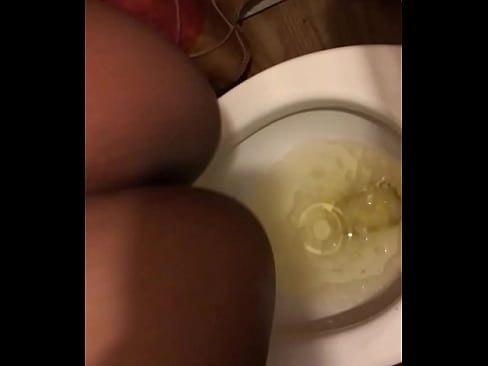 Ebony pisses in toilet