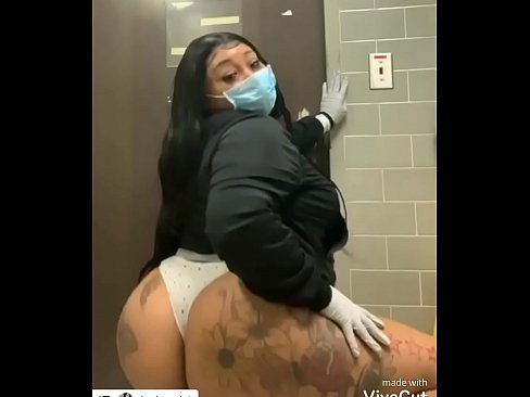 Thick model twerking at wirk