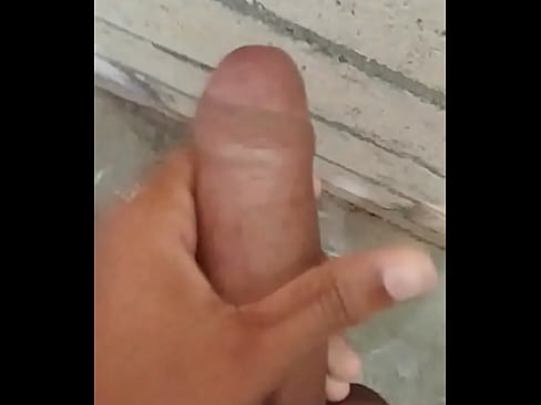 Envio video masturbandome en el baño