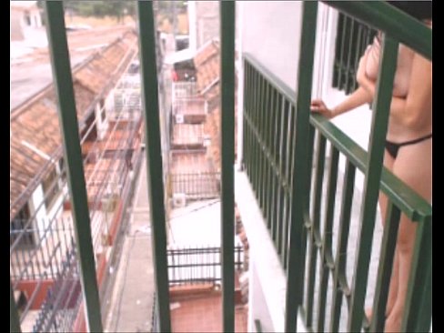 desnuda en el balcon