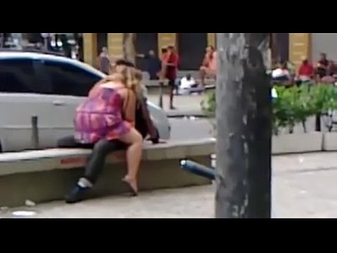 Casal é flagrado transando (Gomes Freire) / Couple having sex in downtown Rio.