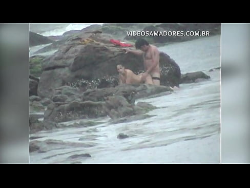 Casal corajoso faz sexo na praia durante chuva com raios e trovões