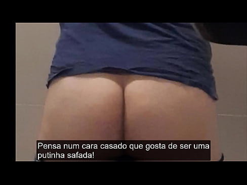 Casado exibindo a bunda grande