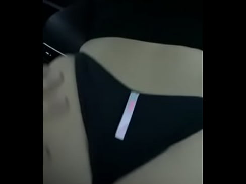 Nalgona infiel moviendo el culo en el carro