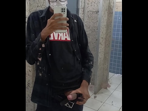 Estudante batendo punheta no banheiro da faculdade